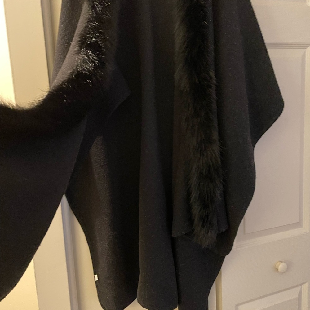 Woman’s Black Causal Caper Throw-Over - image 3